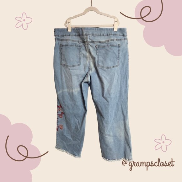 Pioneer Woman Embroidered Capris XL - Picture 2 of 3